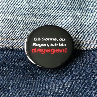 Ansteckbutton Ob Sonne, ob Regen, ich bin dagegen auf Jeans